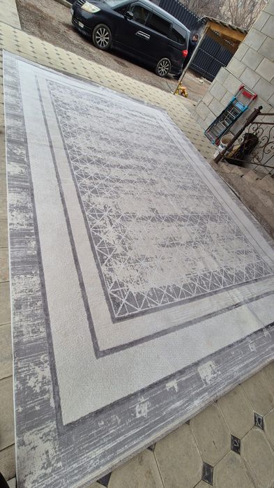 Кілем қолданылған.