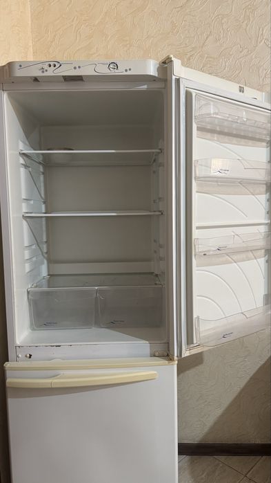 Холодильник старый но рабочии.