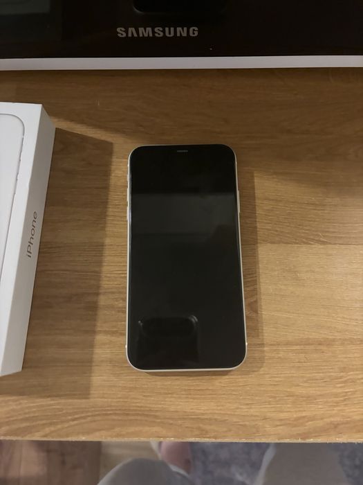 Продавам IPOHE 11 бял