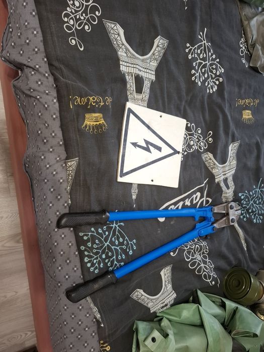 Табличка и болторез
