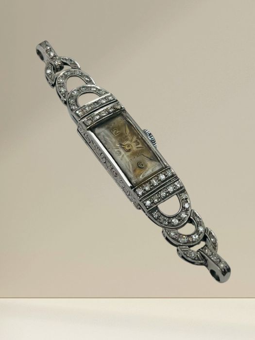 Платинен дамски часовник с диаманти