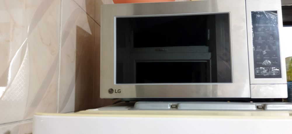 Микроволновая печь LG в хорошем состоянии