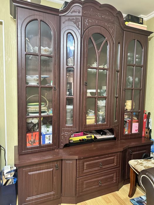 Горка для гостиной, из дерева