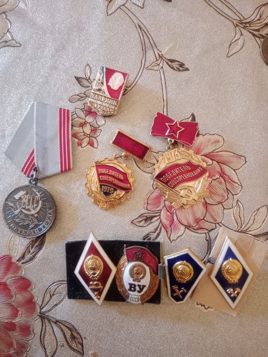 Продам колекционые монеты, значки