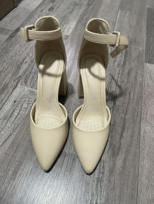 Pantofi cu toc- Bej