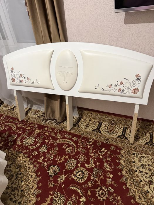 Спальный гарнитур белого цвета