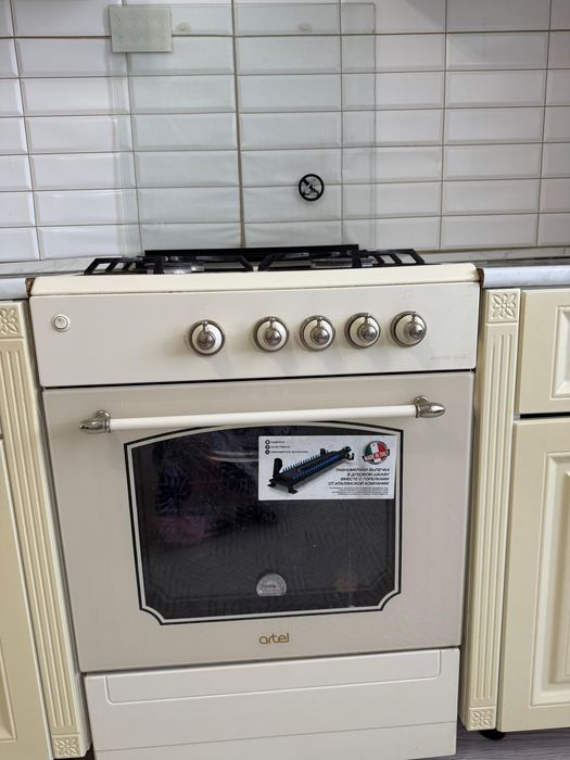Продам газ плиту в хорошем состоянии artel 10 g 2