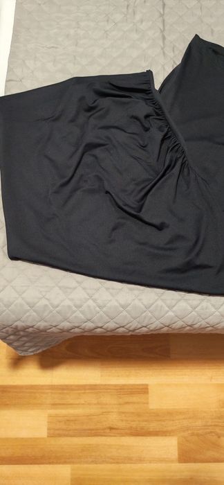 Fusta neagra lunga mulata pe corp