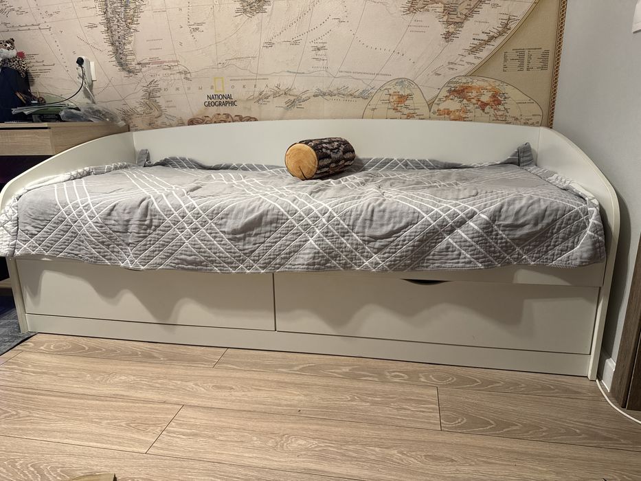 Продам кровать вместе с матрсом.