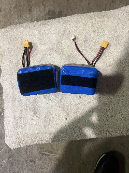 Vand baterii navamodel 3 s 12.800 ah fiecare