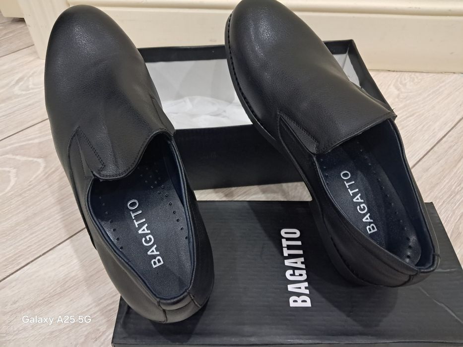 Мужские новые туфли.