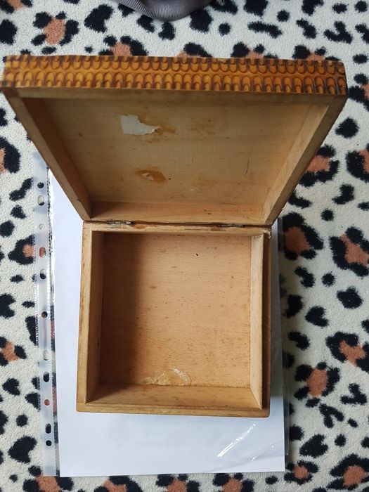 Продава се стара дървена кутия и сувенирчета