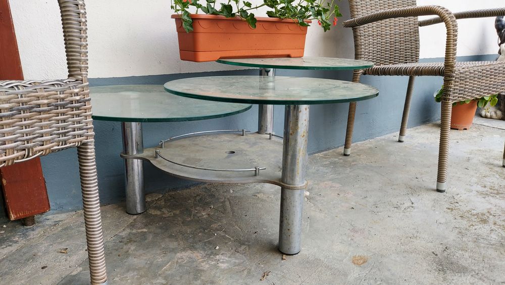 Masa de sticla masiva cu blaturi rotative