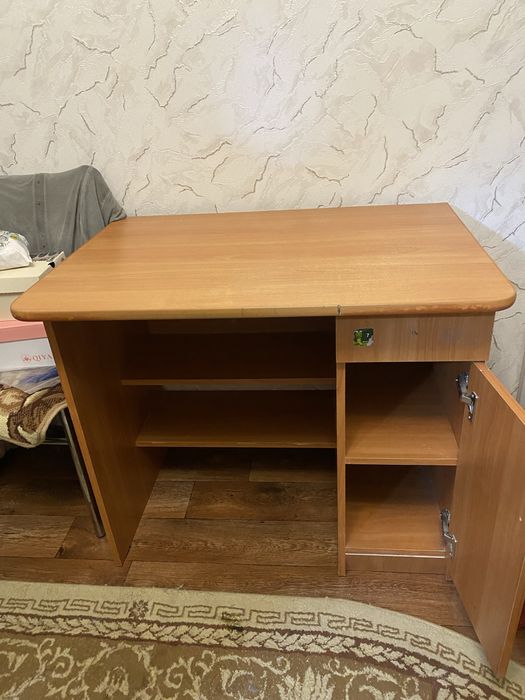 Продам столик письменный