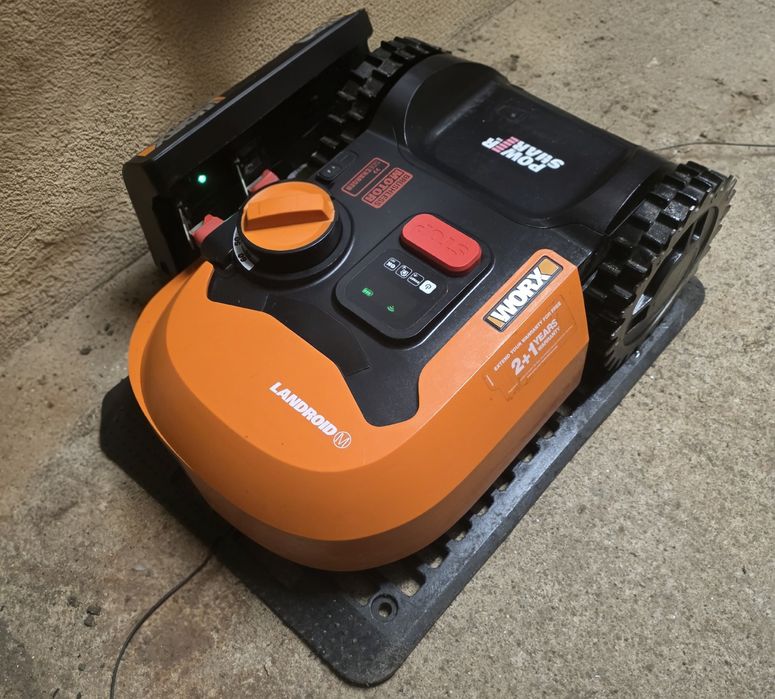 Robot tuns gazon Worx Landroid M500 (WR141E) – Smart, Cut-to-Edge, Spikes aditionali la roti, stare foarte buna