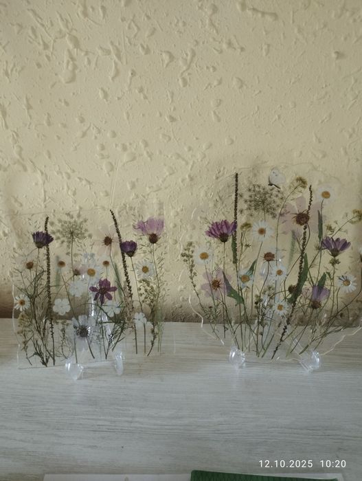 Панно картина из настоящих цветов и эпоксидной смолы с сухоцветами