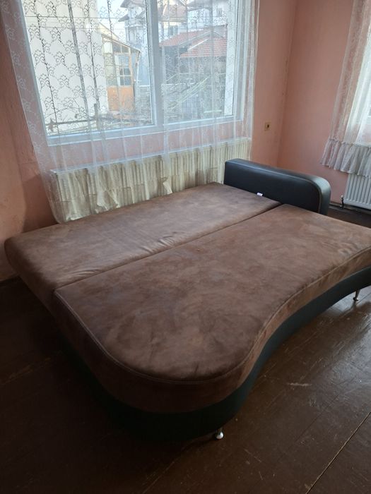 Продавам голям разтегателен диван.