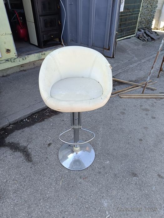 Продавам бар маси със столове