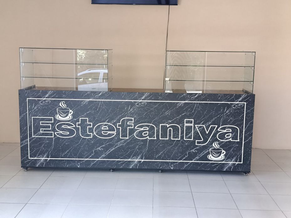 Прилавки кассы для продажи мороженного.