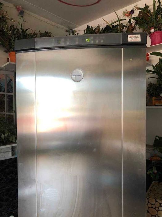Продавам голям хладилник с фризер ELECTROLUX . Работещ идеално.
