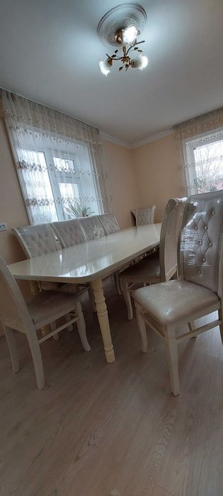 Большой белый стол со стульями на 12 человек