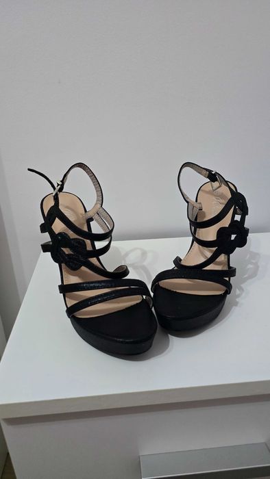 Vând sandale elegante culoarea negru