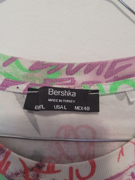 Tricou Bershka colorat.