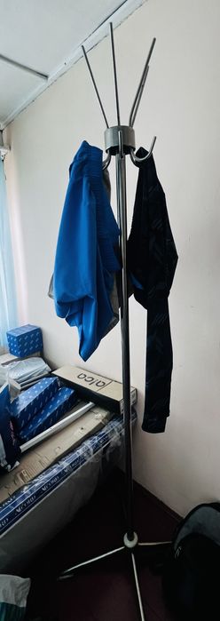 Продам прочную металлическую вешалку!