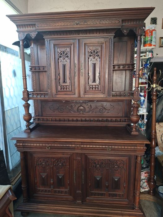 Антикварен дървен бюфет