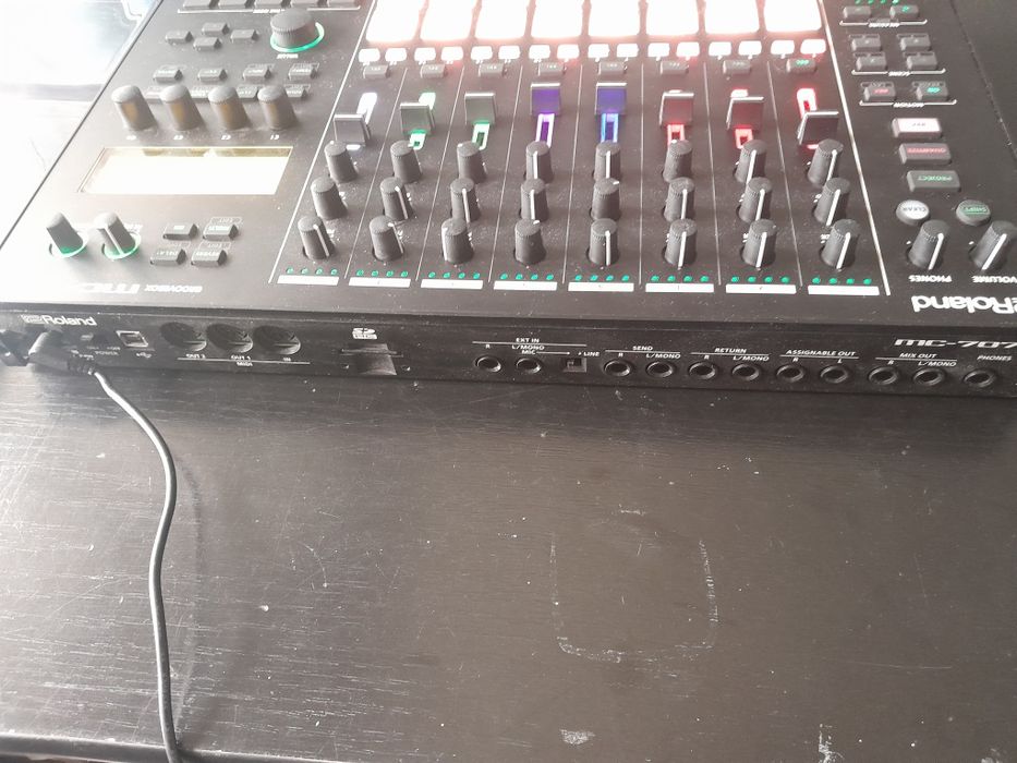Roland MC-707 Groovebox Vân Onesti • OLX.ro