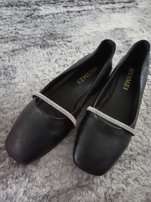 Черные туфли с поясом