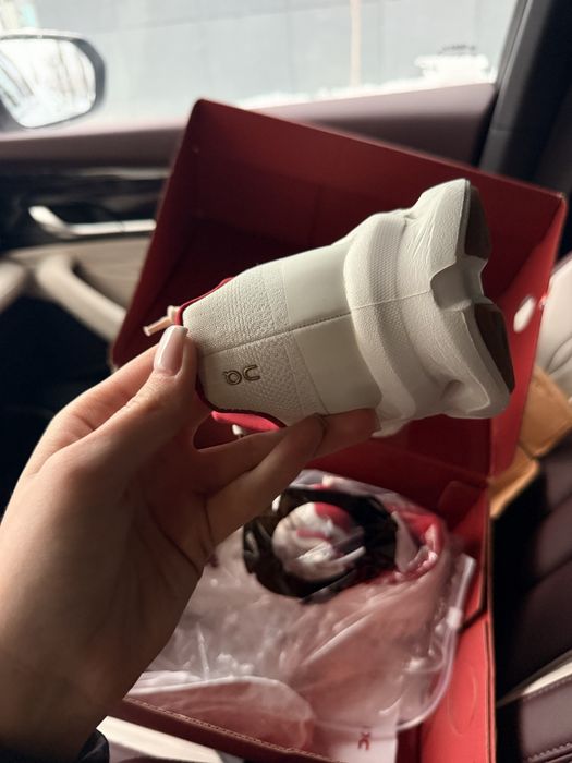 Продам кроссовки -38 размер