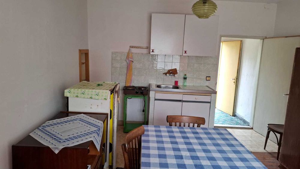 Продава масивна къща в село на 13 км от Габрово