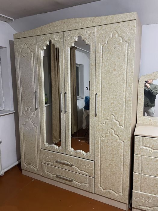 Спальный шкаф и трюмо