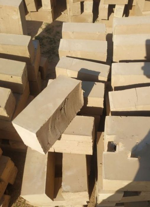 Pishgan va xom ĝishtlar