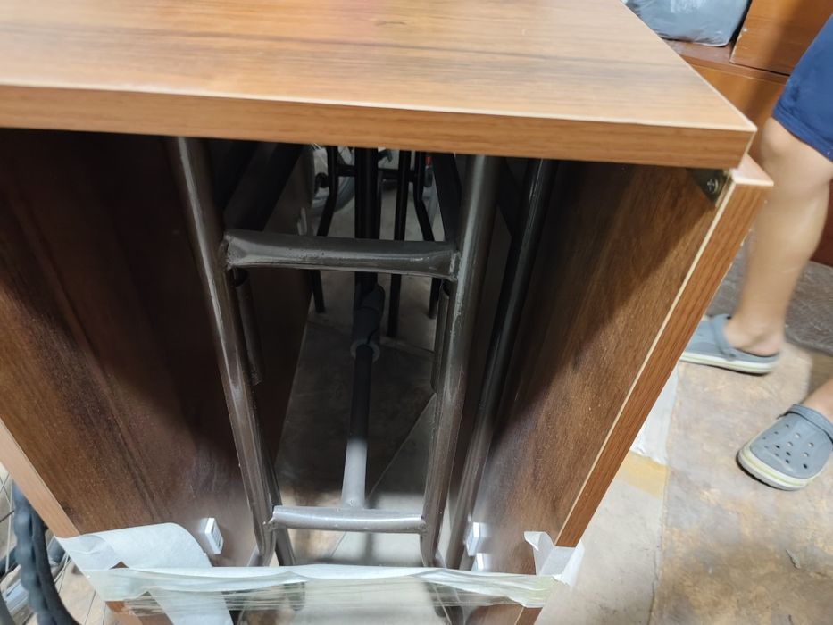 Стол книжка срочно новый
