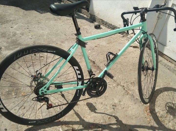 Шоссейный и простой велосипед