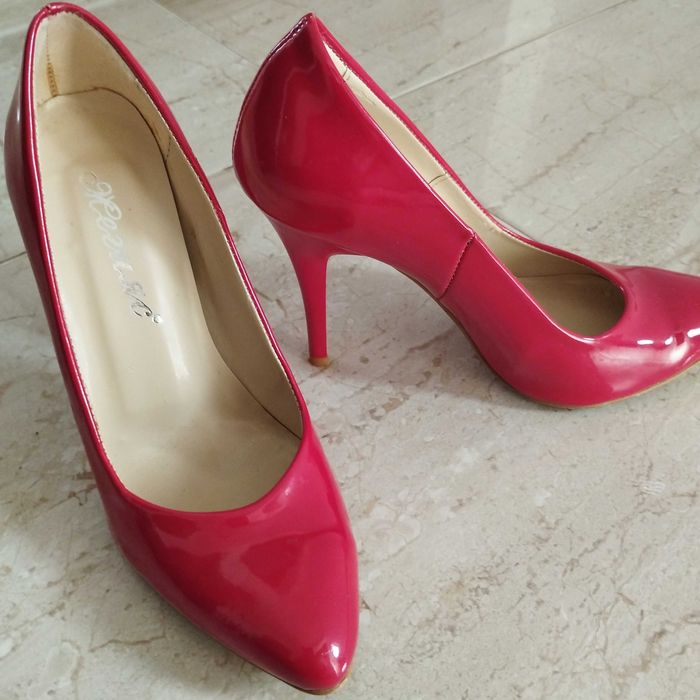 Червени обувки на ток