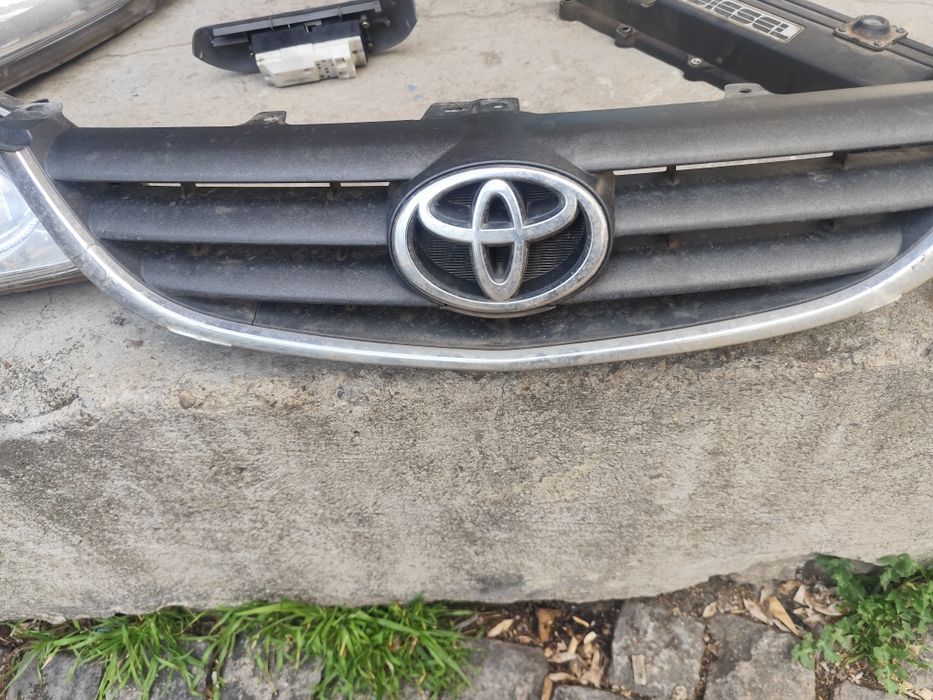 Решетка  предна за toyota avensis 2001 и нагоре