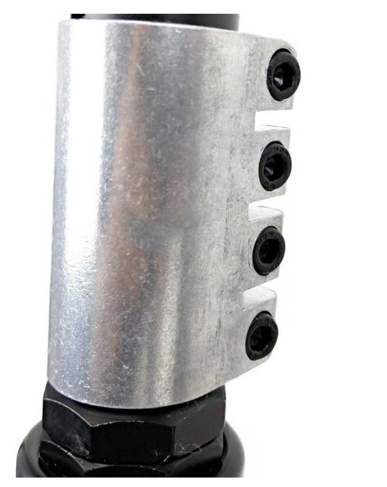Усилена тротинетка за трикове с метална спирачка и гумени ръкохватки.