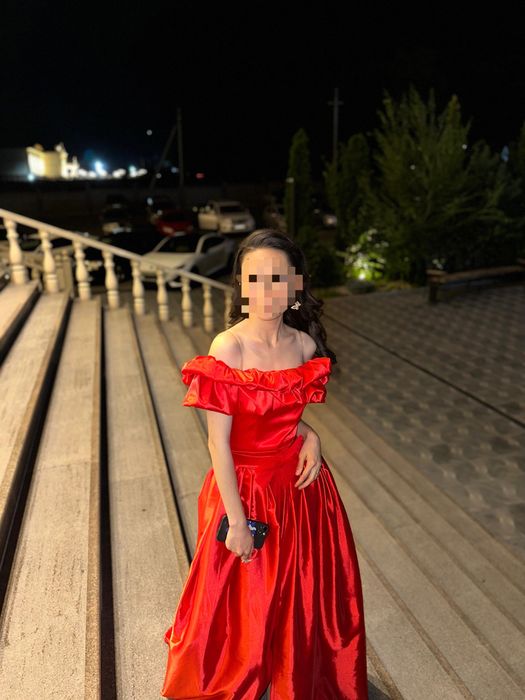 Вечернее платье из атласа.