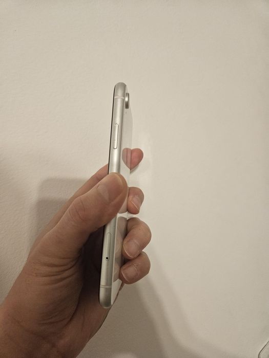 Vand Iphone XR 64 GB impecabil