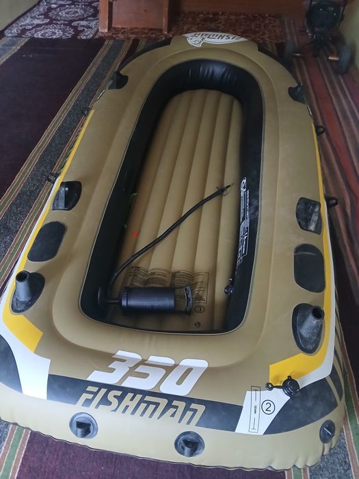 Продаётся надувной лодка кому интересно звоните.
