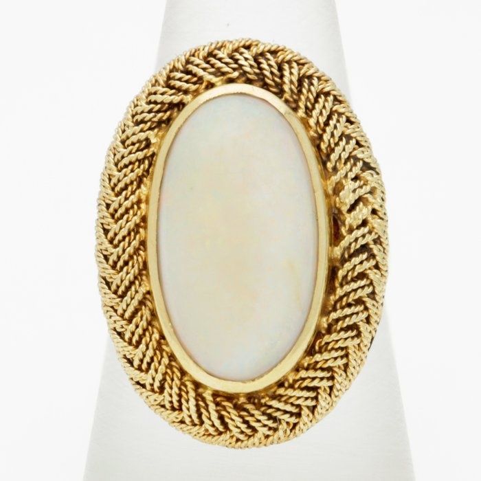 Inel vintage de aur  14 k cu opal natural alb. Greutate 7,3 grame.