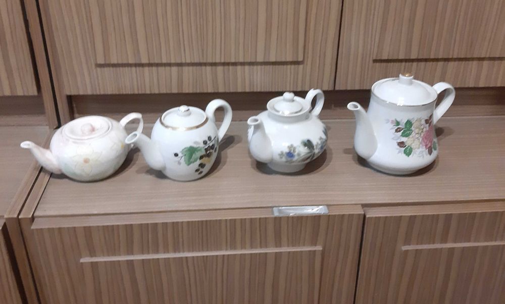 Советские  фарфоровые заварочные чайники и  Водочный сервиз "РЫБКИ "