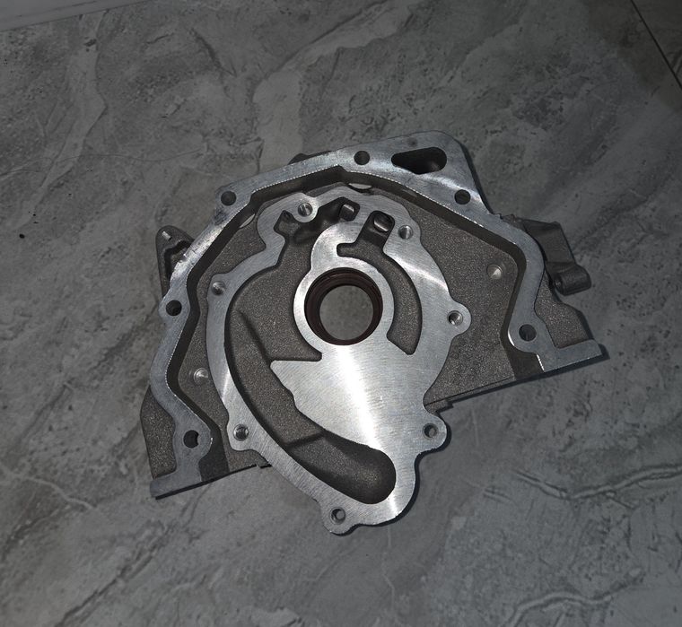 Передняя крышка с маслонасосом «Крышка коленвала»