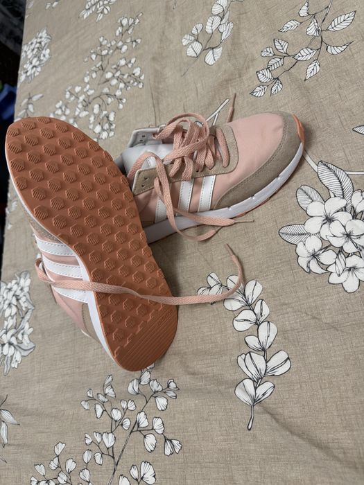 Adidasi marca Adidas originali dama