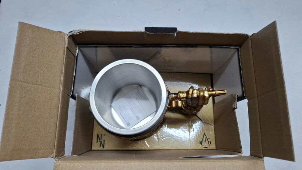 Халба,чаша Assassin's Creed Through the Ages Черно-златна халба