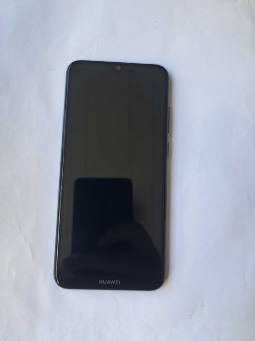 Продавам много запазен Телефон Huawei Y6.Има 32 ГБ рам памет.