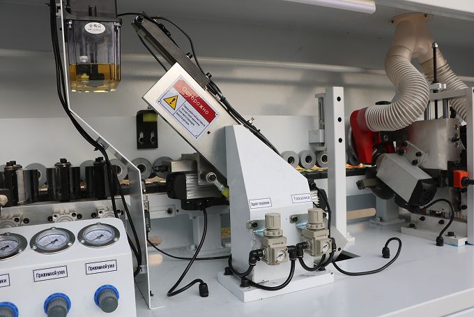 Закаточный станок DELTAMACHINERY DM-400F автомат